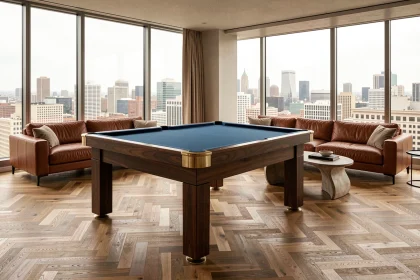 Table de billard Chevillotte intégrée dans un salon design contemporain avec parquet en chêne et canapé en cuir cognac